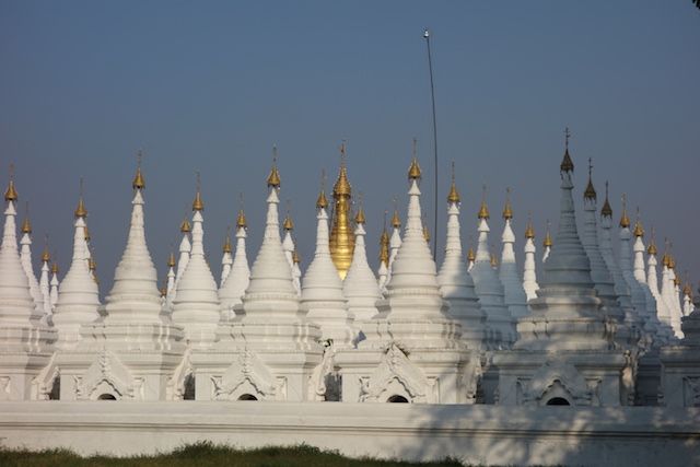 Le Kuthodaw Pagoda est connu dans le monde entier pour abriter le plus grand livre du monde avec des ecrit a meme le marbre tres beaux temples et stupa photo blog voyage tour du monde http://yoytourdumonde.fr