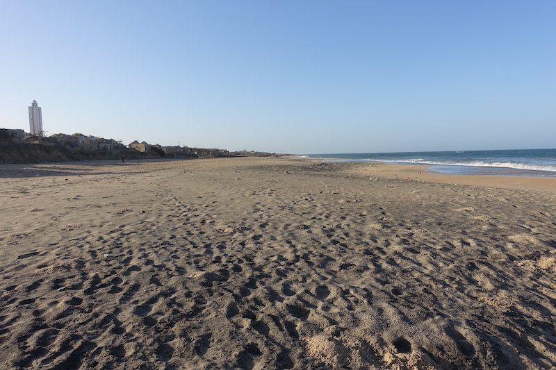 Aucun plastique, sable fin, la plage de Popenguine est vraiment très belle et c'est un lieu magnifique pour se reposer. Photo blog voyage tour du monde https://yoytourdumonde.fr