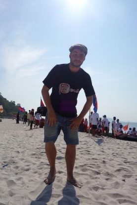 Cambodge: Trop heureux d'etre sur cette plage de Kep. Le ciel est bleu...que demande le peuple!
