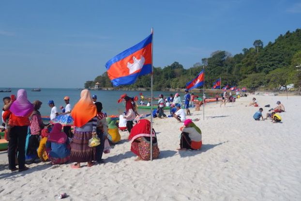 il y a une très belle plage à Kep au Cambodge. Et en plus aujourd'hui nous avons une course de bateau. A voir sur le blog https://yoytourdumonde.fr