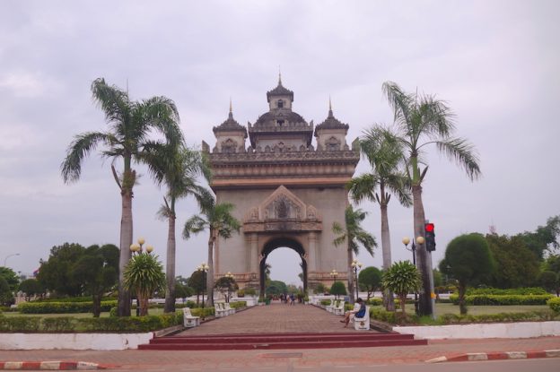 Comme Paris, la ville de Vientiane a aussi son Arc de Triomphe. Laos photo blog voyage tour du monde laos vientiane patuxai https://yoytourdumonde.fr