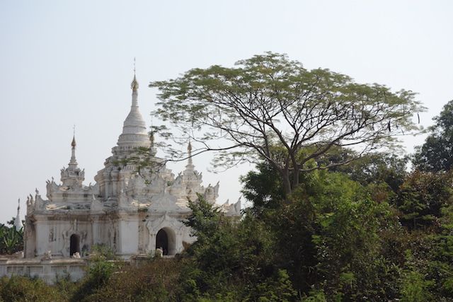 Un stupa du coté de l'ancienne capitale de Birmanie Inwa ou il ne reste presque plus rien de son age d'or photo blog voyage tour du monde http://yoytourdumonde.fr