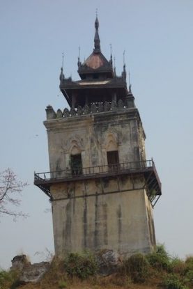 Vestige d'Inwa ancienne capitale de birmanie avec la tour du guet photo blog voyage tour du monde https://yoytourdumonde.fr