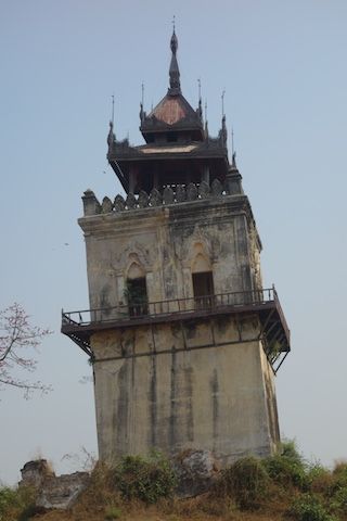 Vestige d'Inwa ancienne capitale de birmanie avec la tour du guet photo blog voyage tour du monde http://yoytourdumonde.fr