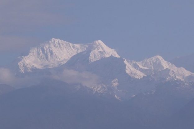 Troisieme sommet le plus haut du monde le levé du soleil sur le Khangchendzonga à Pelling au Sikkim est magnifique photo blog voyage tour du monde https://yoytourdumonde.fr