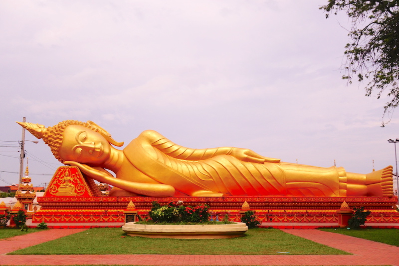 Vientiane laos bouddha couché blog tour du monde http://yoytourdumonde.fr