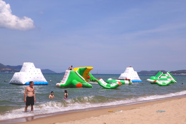 Dans la mer de Nha Trang au Vietnam les enfants et les adultes peuvent jouer avec des jeux gonflables photo blog voyage tour du monde https://yoytourdumonde.fr
