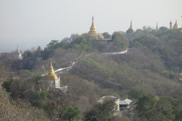 La Colline de Sagaing ressemble etrangement au Tibet avec une multitude de Stupa mais aussi de temple bouddhiste photo blog voyage tour du monde https://yoytourdumonde.fr