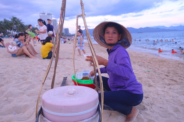 Vente de nourritures sur la plage de Nha Trang au Vietnam photo blog voyage tour du monde https://yoytourdumonde.fr