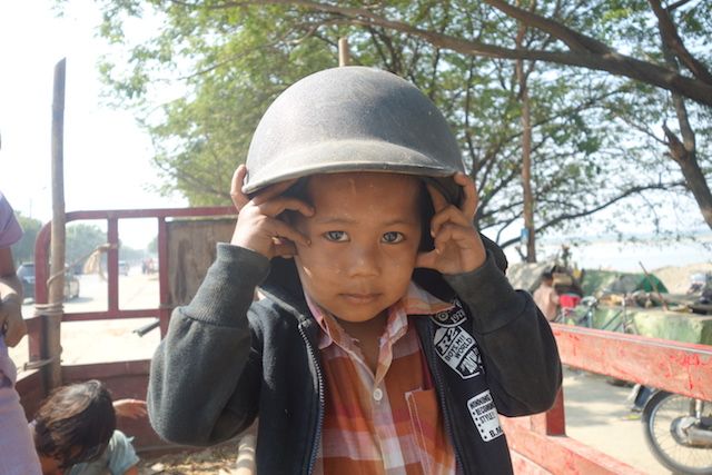 Portrait d'un jeune birman du coté de Mandalay photo blog voyage tour du monde http://yoytourdumonde.fr