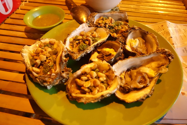 Vous pouvez manger pour moins de 4 euros dans la station balneaire de Naha Trang au Vietnam photo blog tour du monde https://yoytourdumonde.fr