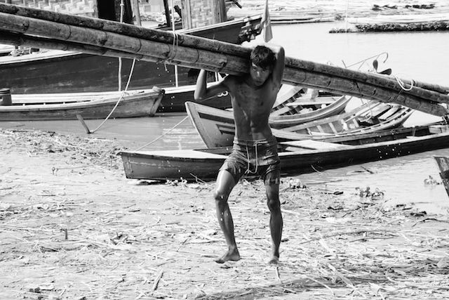 Un birman en plein travail dans un cadre tres difficile du coté de Mandalay photo blog voyage tour du monde http://yoytourdumonde.fr