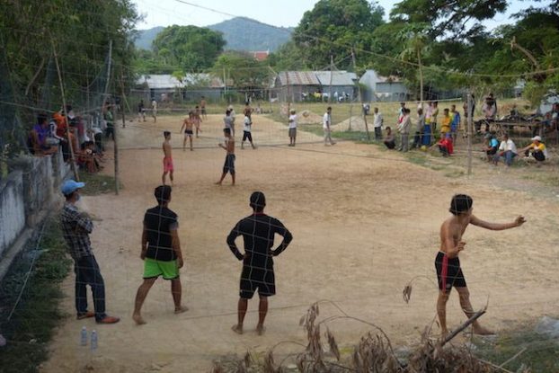 Les cambodgiens aiment jouer au volley ball. Article complet sur le blog https://yoytourdumonde.fr