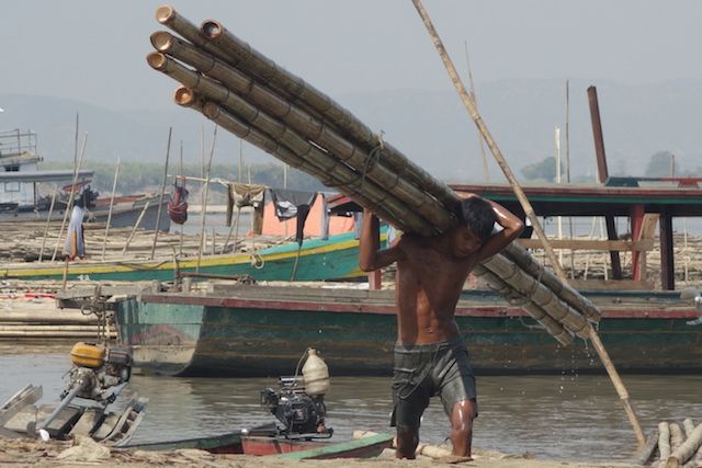 Photo d'un travailleur birman lors de mon periple a Mandalay photot blog voyage tour du monde http://yoytourdumonde.fr
