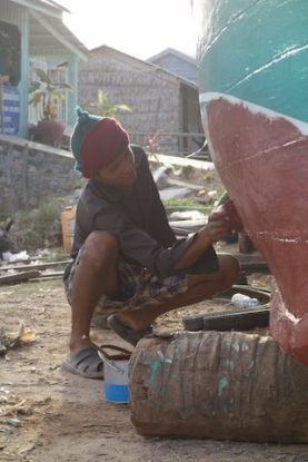 Cambodge - Kep: Lorsque les marins ne sont en mer ils reparent les bateaux.