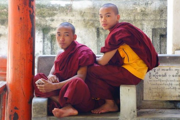 J'ai eu la chance de croiser ces moines bouddhistes dans un temple de Mandalay photo voyage tour du monde https://yoytourdumonde.fr