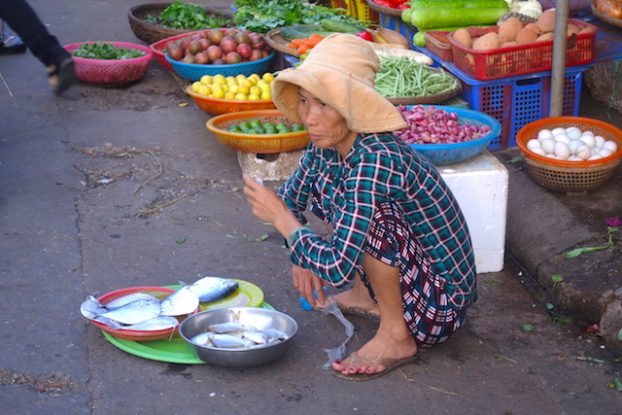 Une habitante de Hoi An au Vietnam photo blog voyage tour du monde https://yoytourdumonde.fr