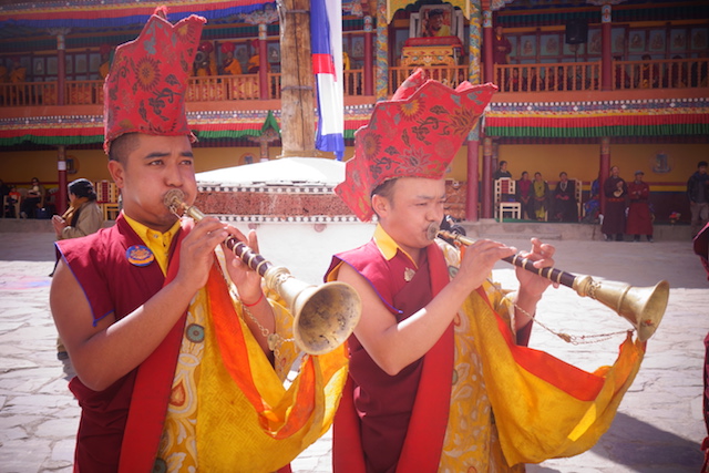 Moine bouddhiste dans un temple du Ladakh photo blog voyage tour du monde