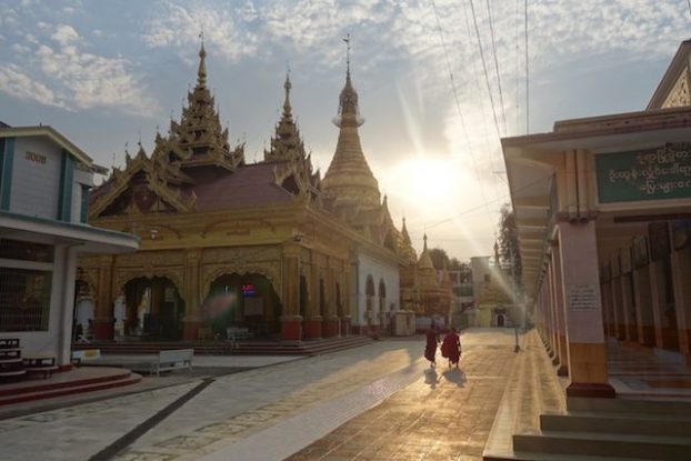 couché du soleil sur l'un des plus beaux temples de Monywa en bimanie ou myanmar photo blog voyage tour du monde http://yoytoudumonde.fr