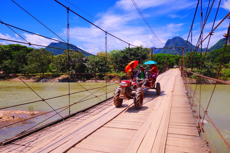 Pont à Vang Vian au Laos photo blog voyage tour du monde http://yoytourdumonde.fr