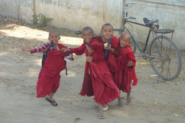 Dans la campagne de Birmanie pres de Monywa il y a de tres nombreux temples bouddhistes ou sortent des moines heureux photo blog voyage tour du monde https://yoytourdumonde.fr