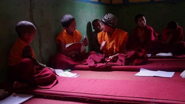 classe jeunes moines bouddhistes photo blog voyage tour du monde. https://yoytourdumonde.fr