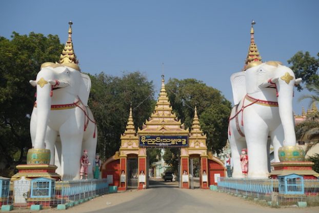 deux enormes elepants vous attendent du coté de Thanboddhay Paya en birmanie ou myanmar photo blog voyage tour du monde https://yoytourdumonde.fr