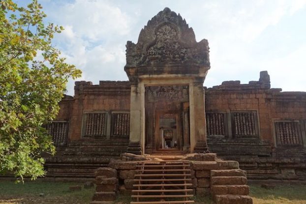 Superbe temple qu'est Banteay Srei dans les temples d'Angkor avec scupture magnifique blog photo https://yoytourdumonde.fr