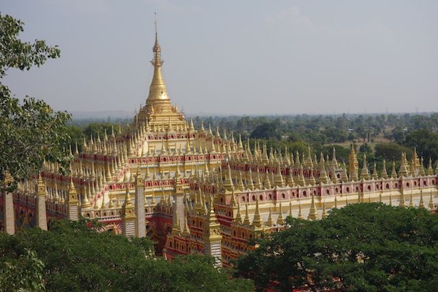 le toit de Thanboddhay Paya est magnifique avec des centaines de mini stupa doré. Photo blog voyage tour du monde https://yoytourdumonde.fr