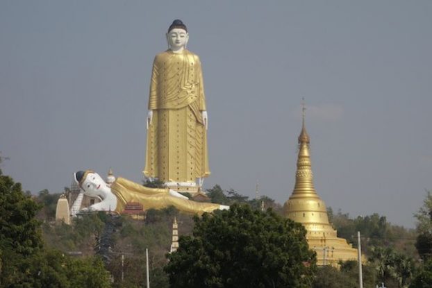 La statue de Bouddha mesure plus de 130m de haut soit le plus grand bouddha du monde debout photo blog voyage tour du monde https://yoytourdumonde.fr