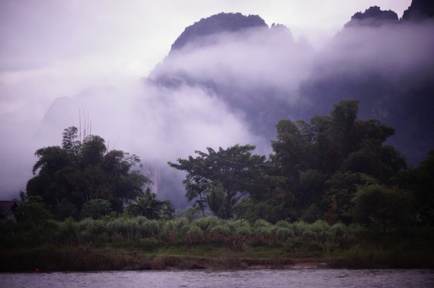Au petit matin la ville de Vang Vien au Laos est souvent sous le brouillard. Photo article tour du monde https://yoytourdumonde.fr