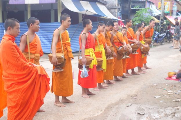 Moines bouddhistes à Vang Vien photo blog voyage tour du monde https://yoytourdumonde.fr