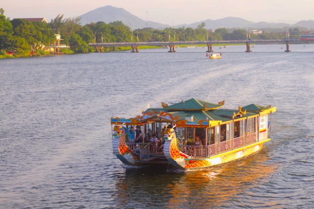 Hué bateau tombeaux royaux vietnam photo blog voyage tour du monde https://yoytourdumonde.fr