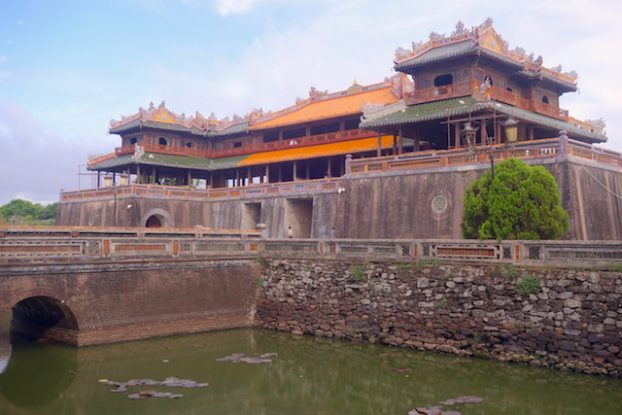 La beauté du mur d'enceinte de la Cité Impériale de Hué au Vietnam. Photo article blog tour du monde https://yoytourdumonde.fr
