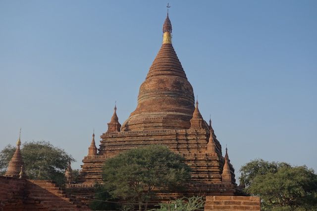 La brique rouge qui change de couleur avec le soleil sur le Temple de Htilominlo dans la cité archeologique de Bagan en Birmanie photo blog tour du monde http://yoytourdumonde.fr