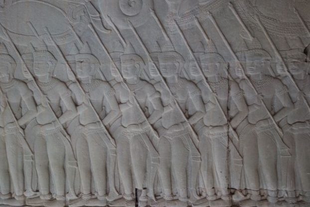 Une bataille represente sur un magnifique bas relief du temple d'Angkor Vat photo blog https://yoytourdumonde.fr