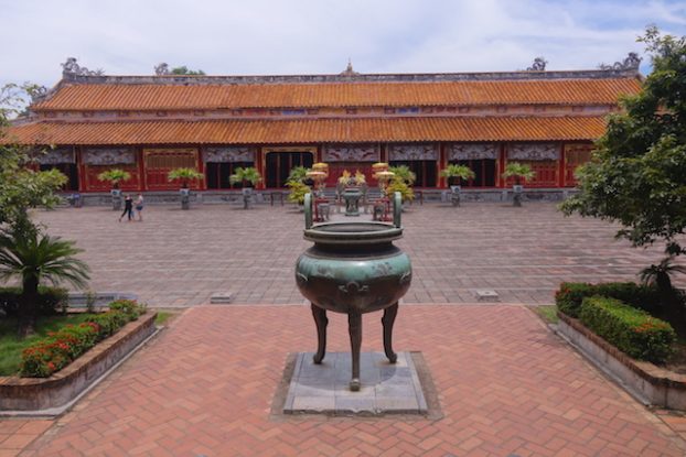 Temple du culte des Empereurs Nguyen  à Hué au Vietnam photo blog voyage tour du monde https://yoytourdumonde.fr