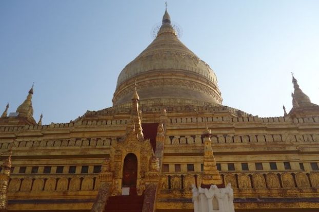 Le stupa doré de la magnifique Pagode Shwezigon photo blog voyage tour du monde https://yoytourdumonde.fr
