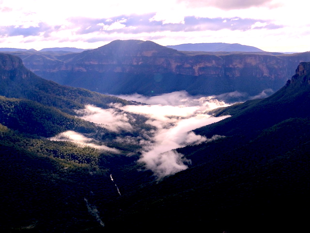 La beauté du National Pass entre foret et nuage au Blue Mountains photo blog tour du monde https://yoytourdumonde.fr