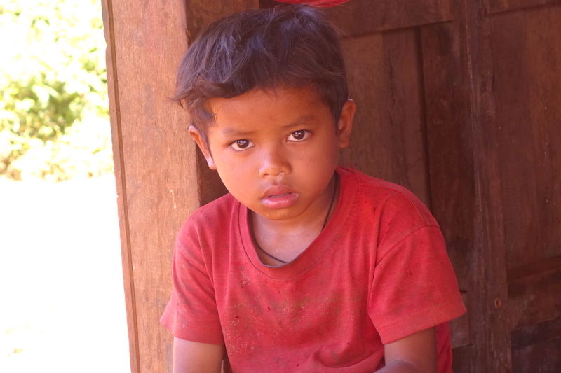 Enfant laos plateau des bolovens photo blog voyage tour du monde http://yoytourdumonde.fr