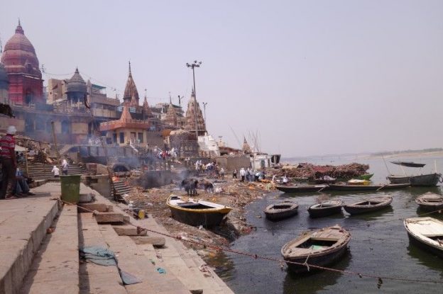 Manikarnika Ghat inde Varanasi. Cadeaux de la vie d'etre incinéré ici. photo blog voyage tour du monde. https://yoytourdumonde.fr