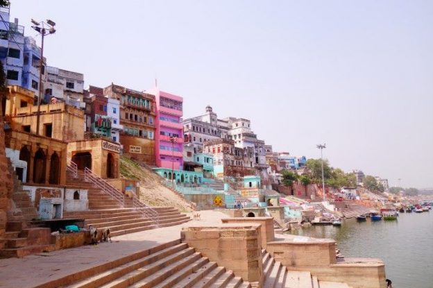 Je pourrai rester des heures sur les ghats de Varanasi à contempler l'Inde. Photo blog voyage tour du monde https://yoytourdumonde.fr