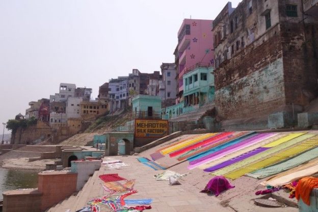 Le truc incroyable est que le matin les draps des hotels se font laver dans le Gange et secher au soleil sur les ghats! L'Inde quoi! Photo blog voyage tour du monde https://yoytourdumonde.fr