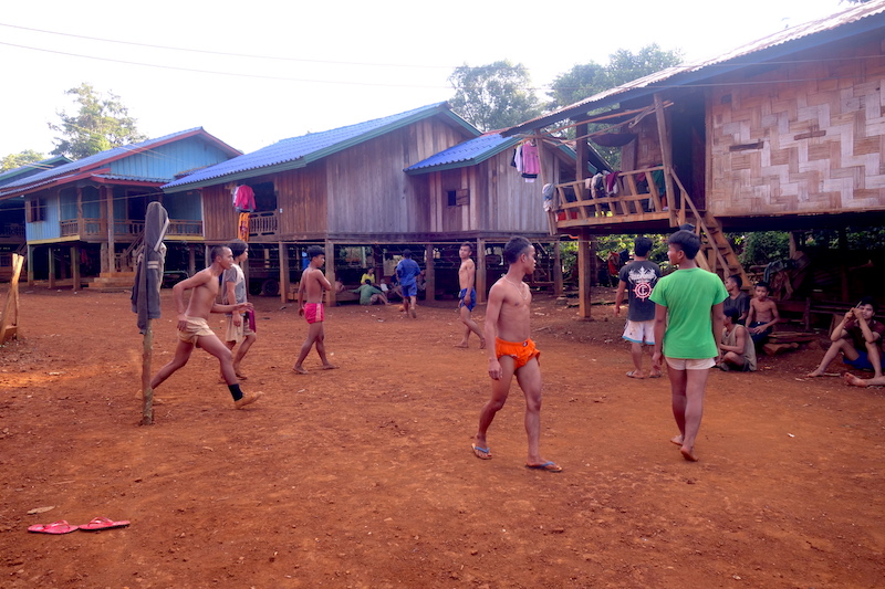 Visite village au plateau des bolovens photo blog voyage tour du monde laos http://yoytourdumonde.fr