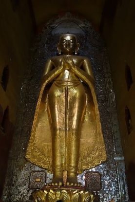 Bouddha du temple Temple de l'Ananda photo blog voyage tour du monde https://yoytourdumonde.fr