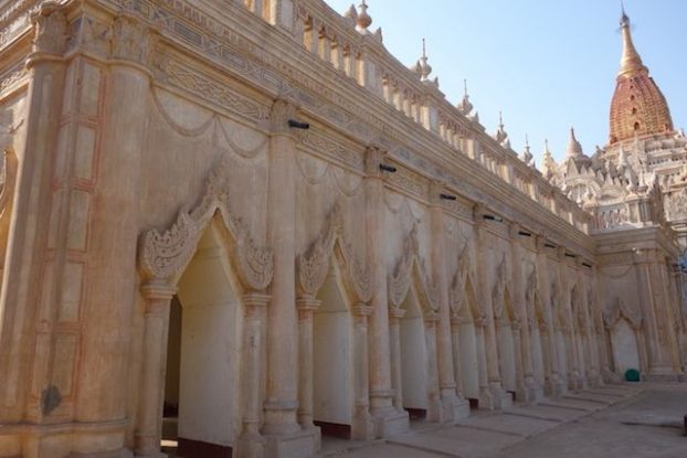 Temple de l'Ananda photo blog voyage tour du monde cite archelogique de bagan https://yoytourdumonde.fr