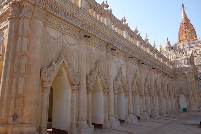 Temple de l'Ananda photo blog voyage tour du monde cite archelogique de bagan http://yoytourdumonde.fr