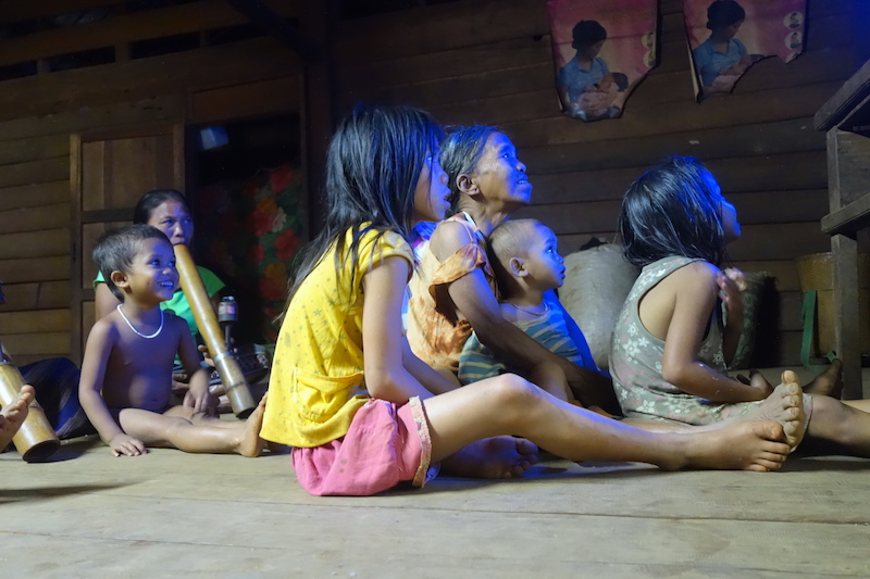 Rencontre avec une famille au Laos au plateau des bolovens photos blog voyage tour du monde http://yoytourdumonde.fr