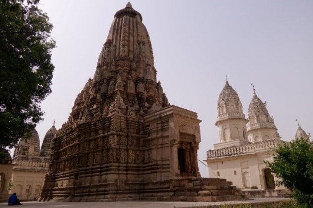 Il reste plus de 25 temples à decouvrir dans la ville de Khajuraho en Inde dont certaines stattues très erotique. Photo blog voyage tour du monde https://yoytourdumonde.fr