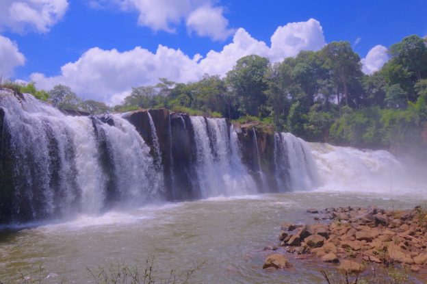 Il y a beaucoup de cascades sur le plateau des bolovens au Laos photo blog voyage tour du monde https://yoytourdumonde.fr